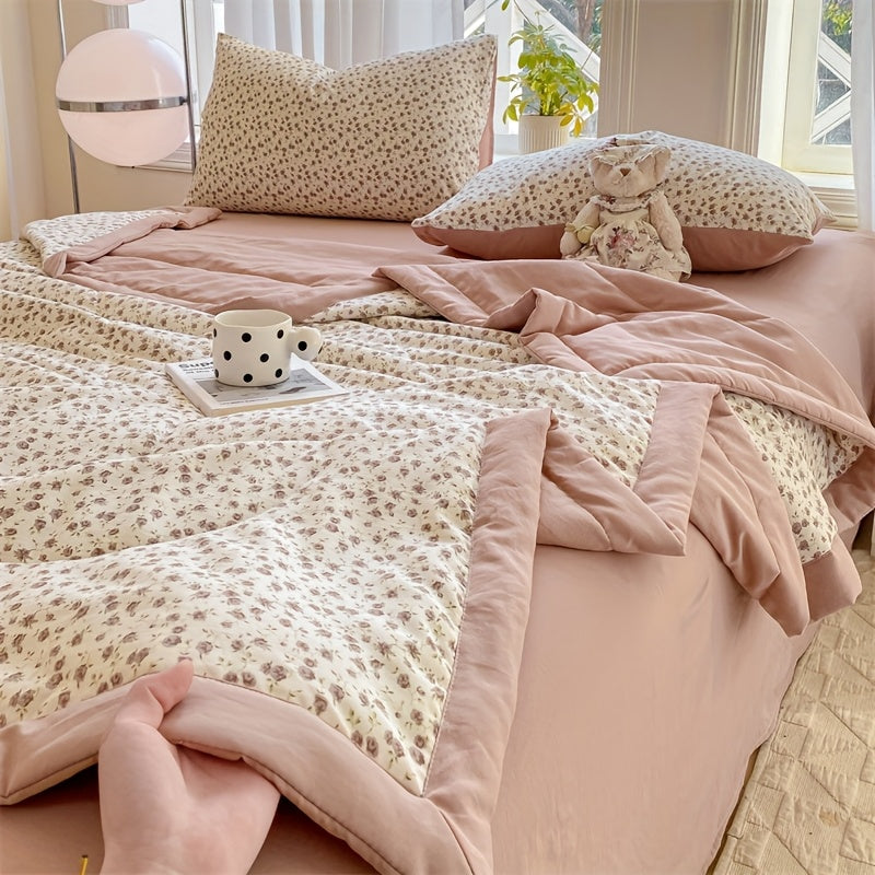 New Printed Summer Quilt with a Double-Layer Gauze Floral Pattern, Lightweight And Comfortable for Summer. Soft, Breathable, And Skin-Friendly, Suitable for Use in Bedrooms, Dorms, Guest Rooms, And on Sofas. (Single Lightweight Quilt